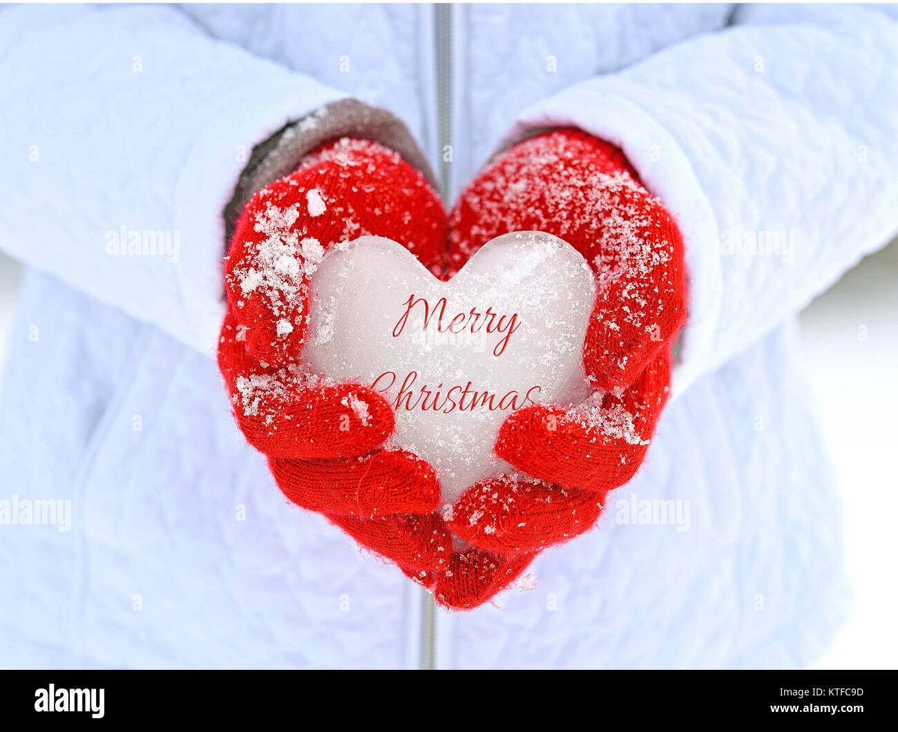Buon Natale Con Il Cuore.Cuore Di Ghiaccio Nella Neve Coperto Rosso Guanti Con Buon Natale Messaggio Di Saluto Foto Stock Alamy