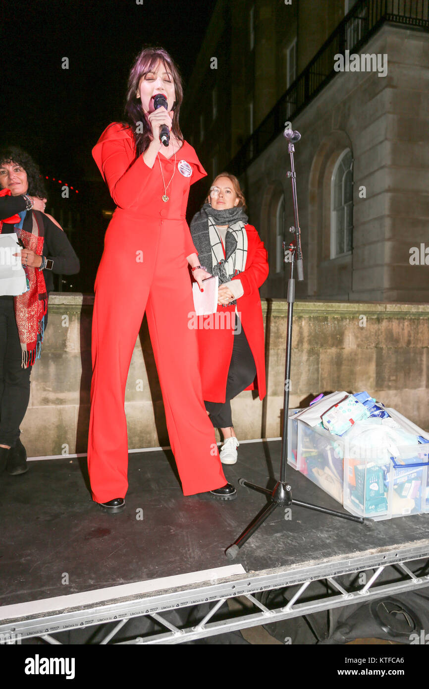 Modello Daisy Lowe parla a un periodo di dimostrazione della povertà in Whitehall Foto Stock