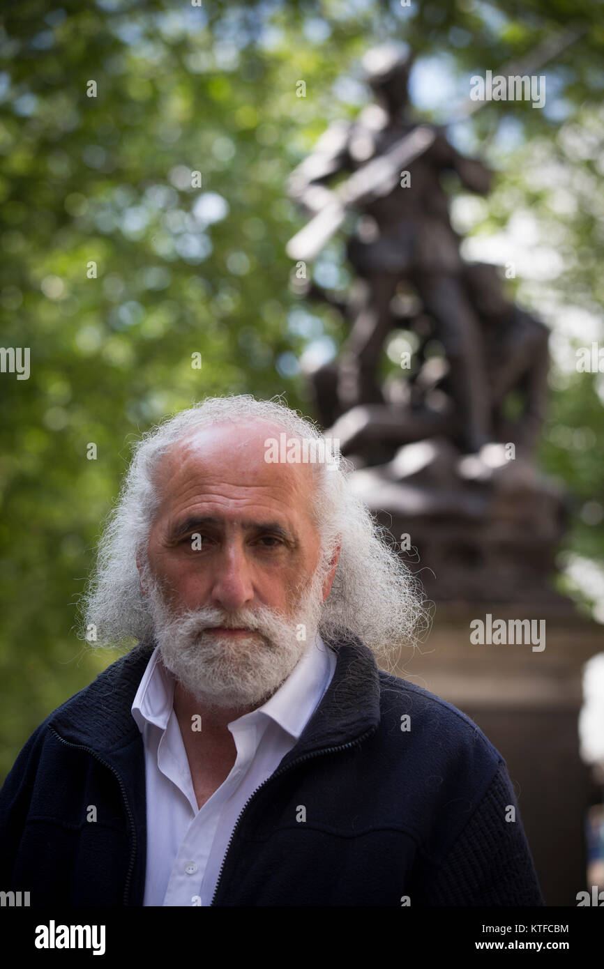 Raymond Emmanuel raffigurato nella St. Ann's Square, Manchester dopo la detenzione di un minuto di silenzio in memoria di un attentato dinamitardo perpetrato il lunedì precedente al MEN Arena che aveva ucciso 22 persone presenti a un concerto rock. Foto Stock