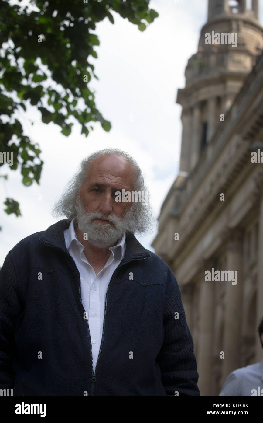 Raymond Emmanuel raffigurato nella St. Ann's Square, Manchester dopo la detenzione di un minuto di silenzio in memoria di un attentato dinamitardo perpetrato il lunedì precedente al MEN Arena che aveva ucciso 22 persone presenti a un concerto rock. Foto Stock