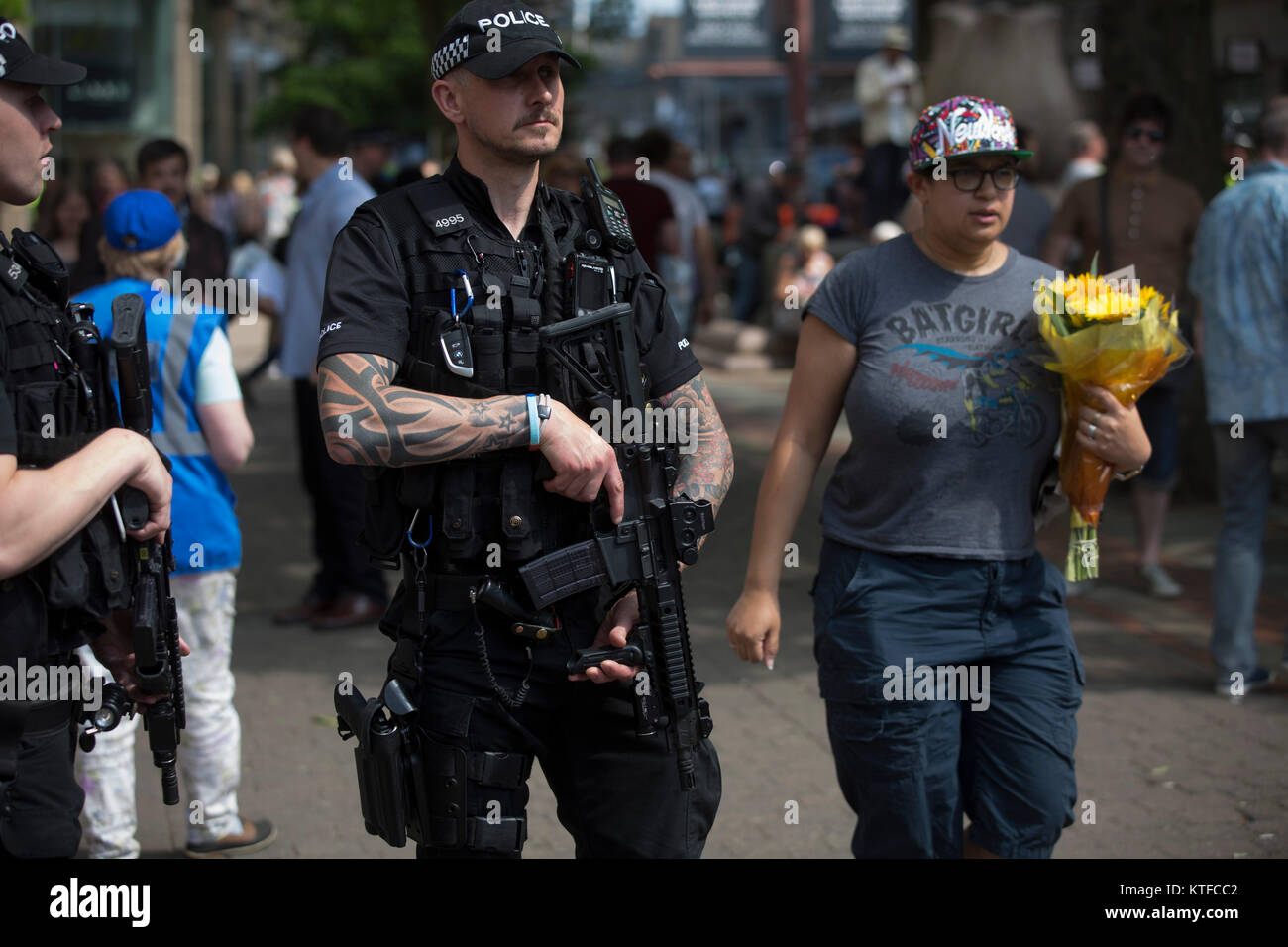 Polizia armata di pattuglia di St. Ann's Square, Manchester dopo la detenzione di un minuto di silenzio in memoria di un attentato dinamitardo perpetrato il lunedì precedente al MEN Arena che aveva ucciso 22 persone presenti a un concerto rock. Foto Stock