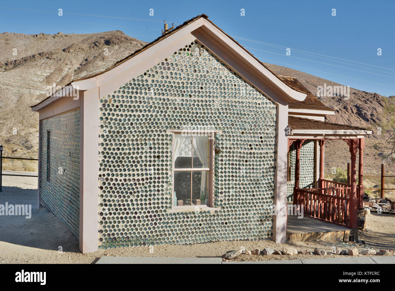 Beatty, Nevada, Stati Uniti d'America - 22 Novembre, 2017. Tom Kelley bottiglia house di riolite città fantasma vicino Beatty, Nevada, Stati Uniti d'Americ Foto Stock