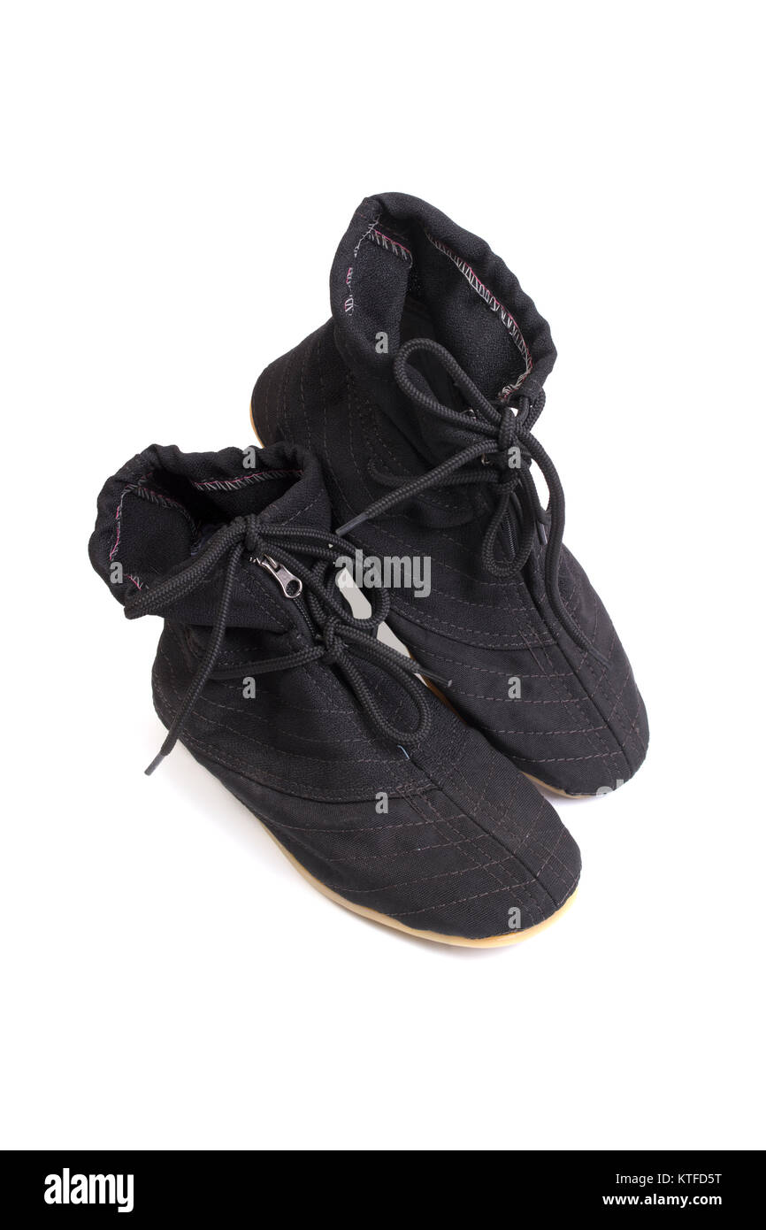 Fatte a mano nero scarpe realizzate da panno su sfondo bianco. Foto Stock