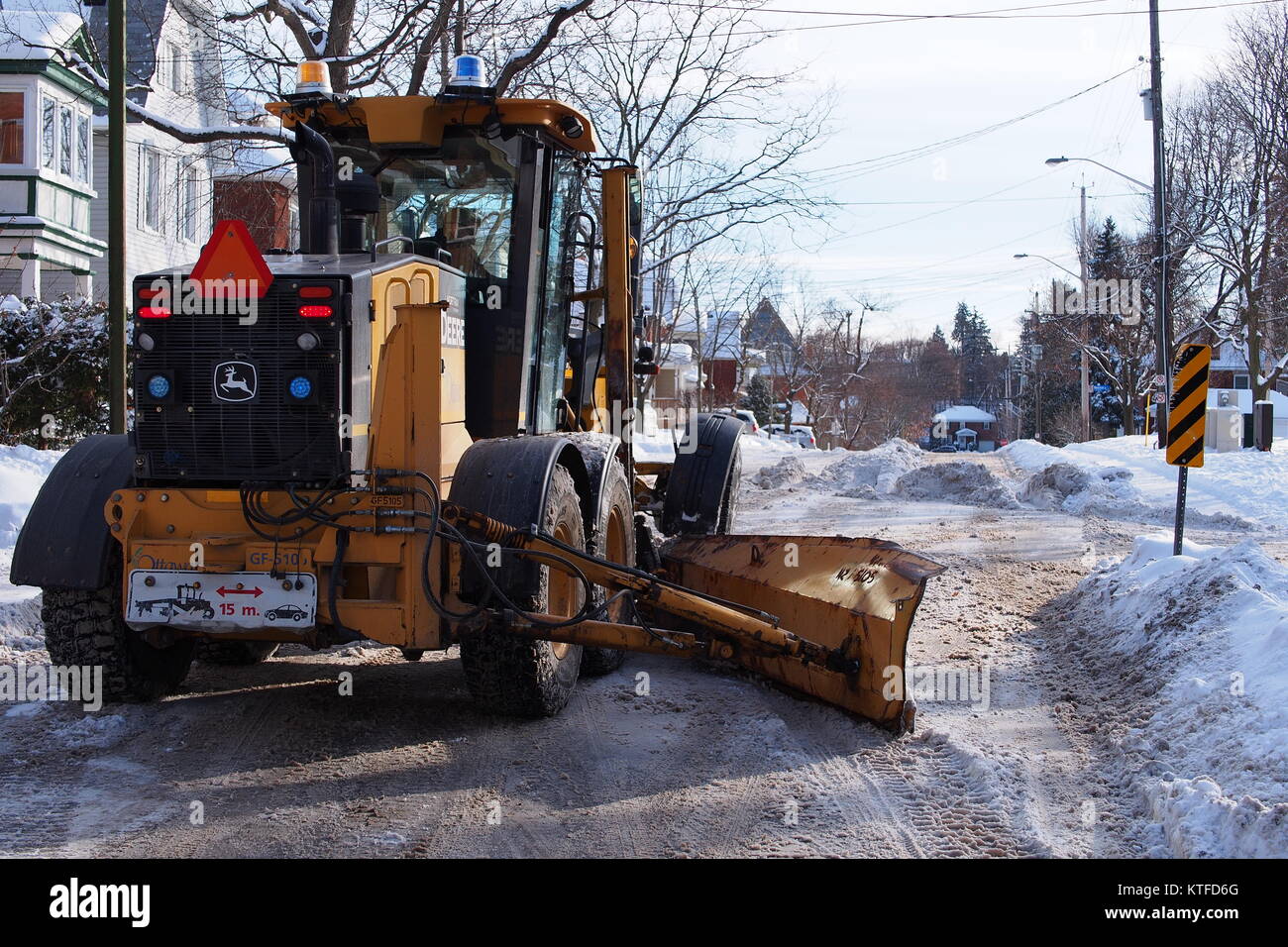 Un Snow Plough cancella un Glebe Street dopo una nevicata, Ottawa, Ontario, Canada. Foto Stock