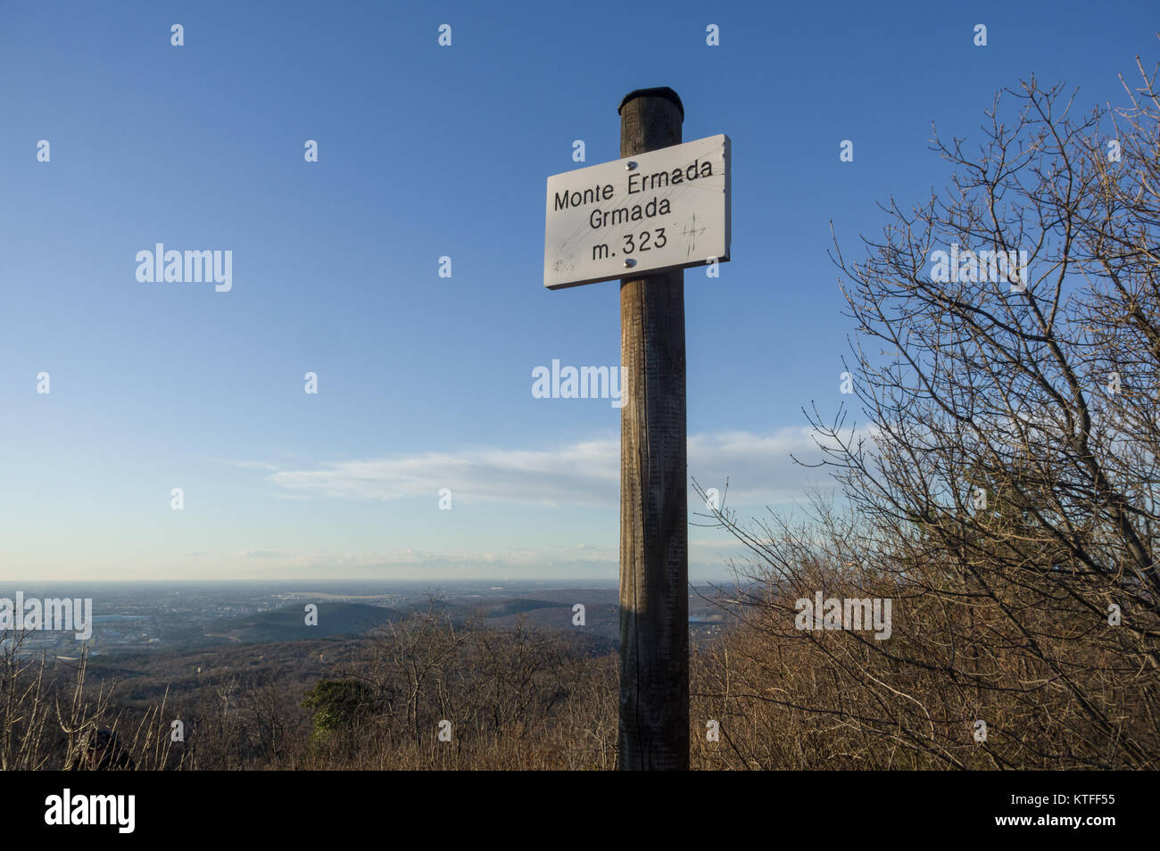 Vista dalla cima del monte Ermada (Grmada) a 323 metri sopra il livello del mare al confine tra Italia e Slovenia Foto Stock