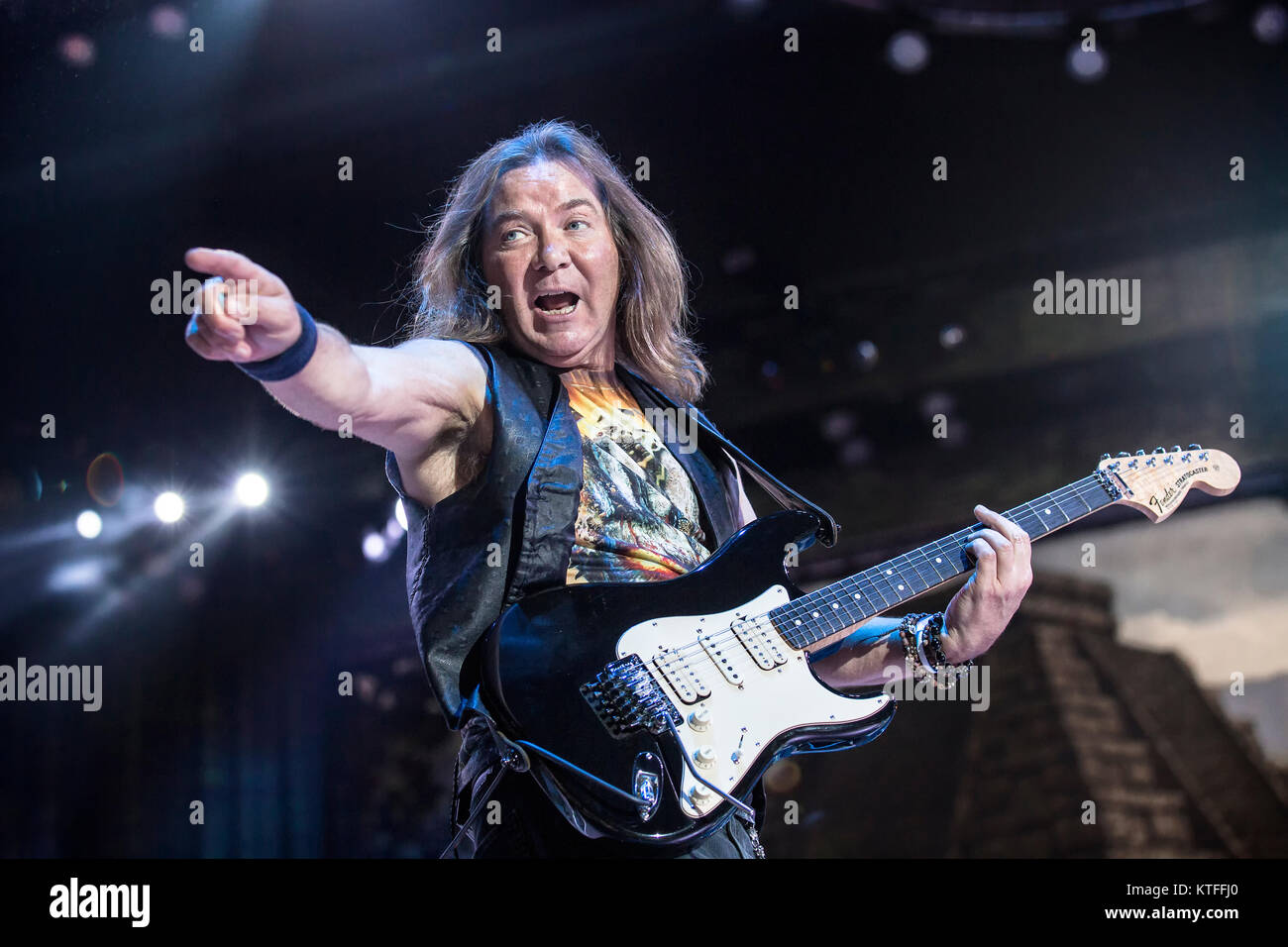 Iron Maiden, l'inglese heavy metal band, esegue un concerto dal vivo presso Telenor Arena di Oslo. Qui il chitarrista David Murray è visto dal vivo sul palco. Norvegia, 15/06 2016. Foto Stock