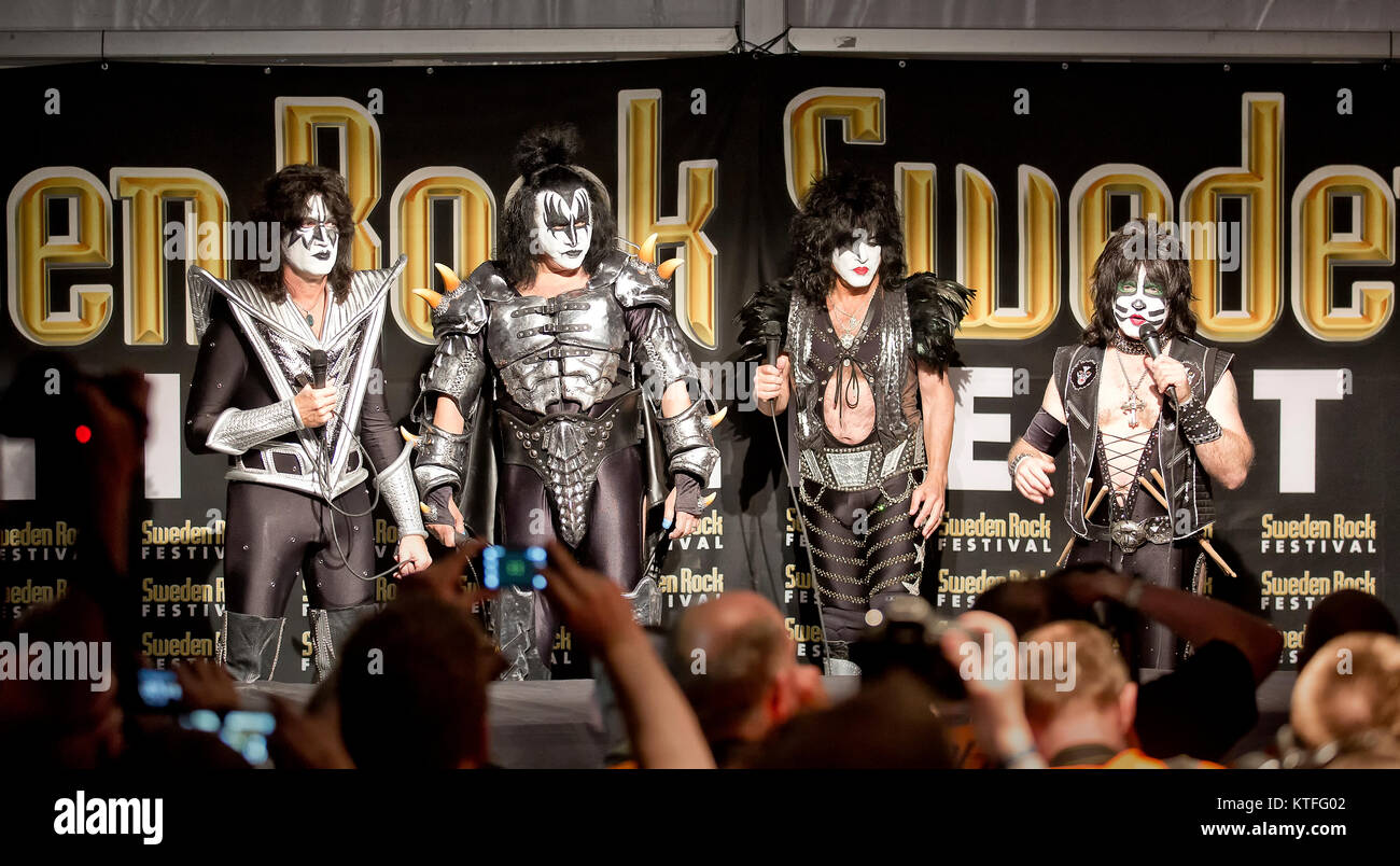 La American rock band Kiss partecipa a una conferenza stampa presso la musica svedese festival Sweden Rock Festival 2013. Qui band i membri della band stand da lato a lato (da L-R): Tommy Thayer, Gene Simmons, Paul Stanley e Eric cantante. La Svezia, 06/06 2013. Foto Stock