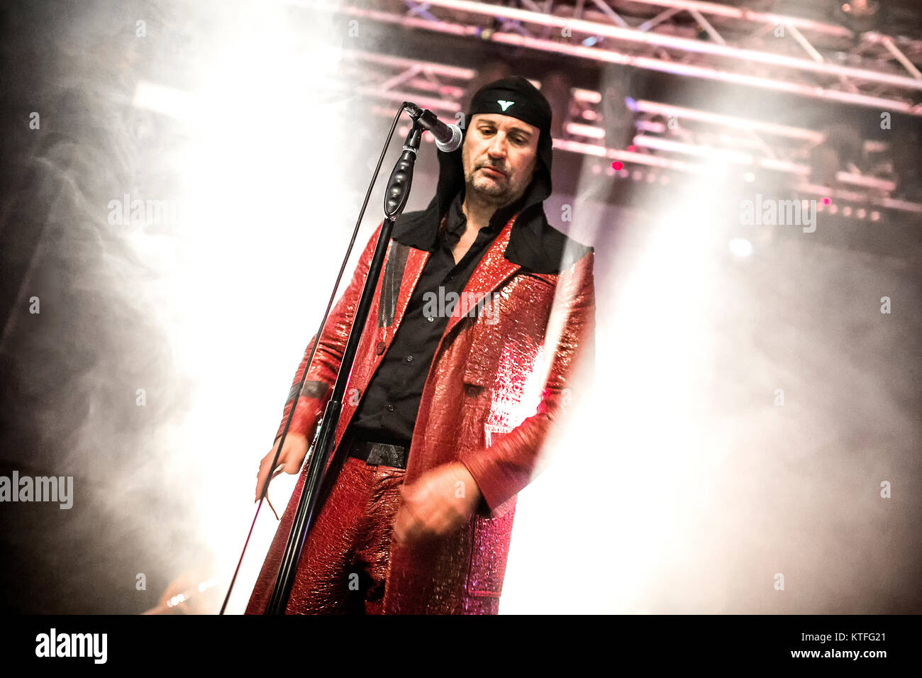 Norvegia, Oslo - Novembre 10, 2017. Lo sloveno avant-garde band Laibach esegue un concerto dal vivo presso Vulkan Arena di Oslo. Qui la cantante Milan Fras è visto dal vivo sul palco. (Photo credit: Gonzales foto - Terje Dokken). Foto Stock