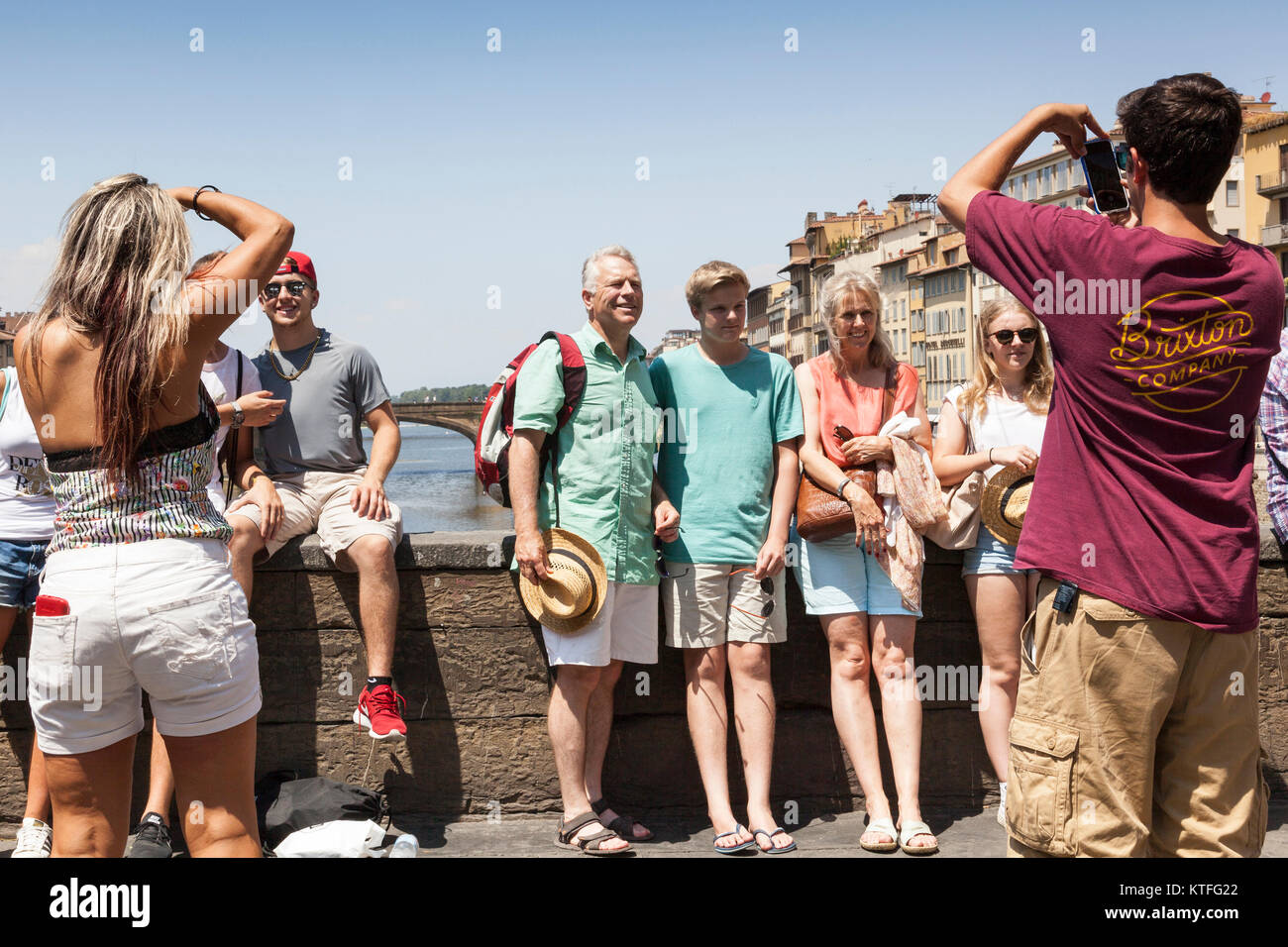 I turisti aventi le loro foto scattata sul Ponte Vecchio, Firenze, Italia Foto Stock
