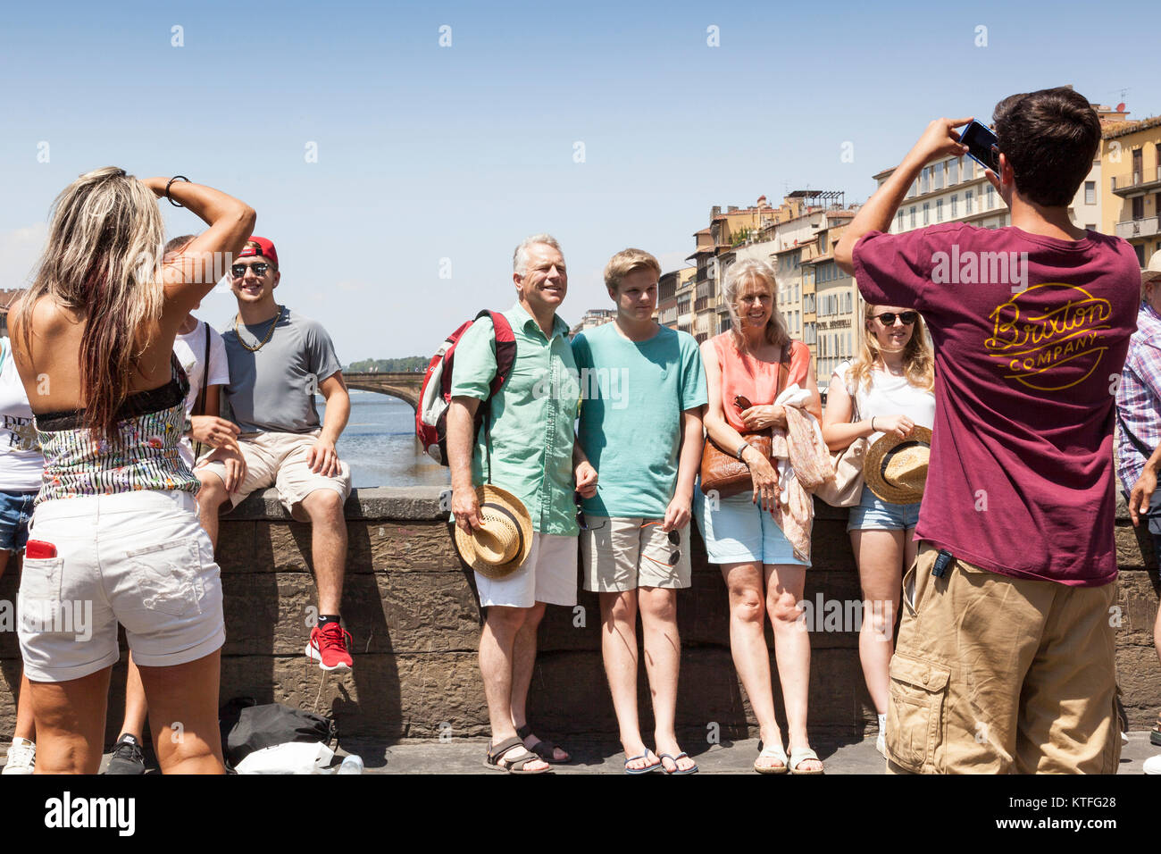 I turisti aventi le loro foto scattata sul Ponte Vecchio, Firenze, Italia Foto Stock