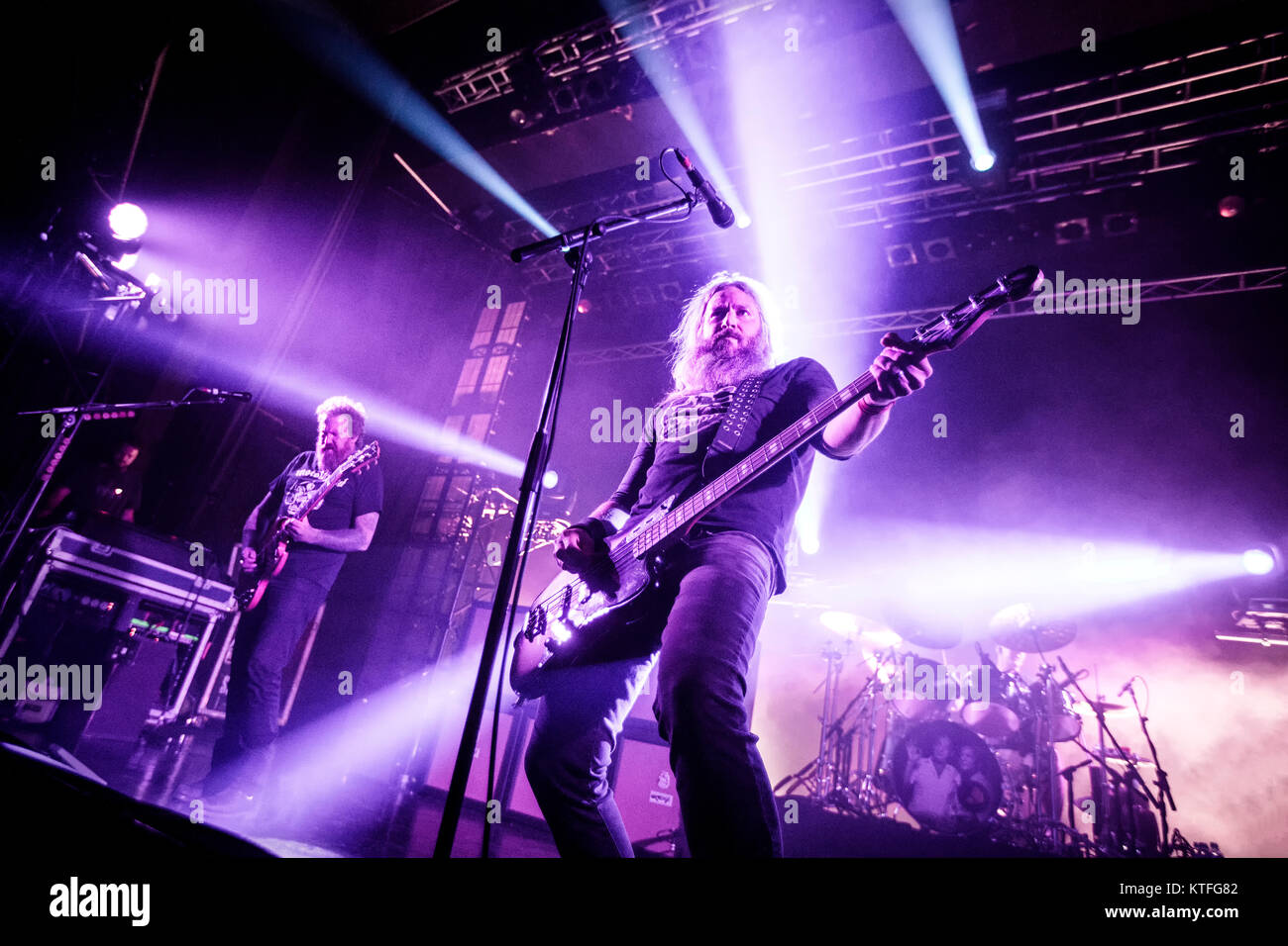 Norvegia, Oslo - Novembre 20, 2017. La American metal band Mastodon esegue un concerto dal vivo a Sentrum scena in Oslo. Qui il bassista e cantante Troy Sanders è visto dal vivo sul palco. (Photo credit: Gonzales foto - Terje Dokken). Foto Stock