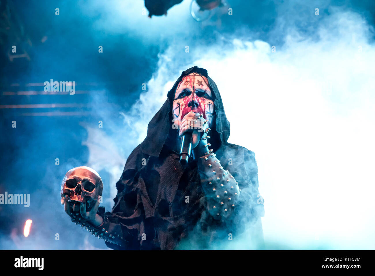 Il Norvegese black metal band Mayhem esegue un concerto dal vivo presso il norvegese music festival Øyafestivalen 2014. Qui la cantante Attila Csihar è visto dal vivo sul palco. Norvegia, 08/08 2014. Foto Stock
