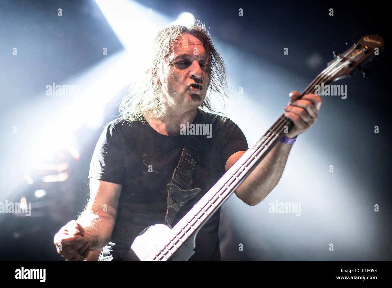 Il Norvegese black metal band Mayhem esegue un concerto dal vivo presso il Rockefeller come parte del festival Inferno Metal Festival 2016 a Oslo. Qui il bassista Necrobutcher è visto dal vivo sul palco. Norvegia, 27/03 2016. Foto Stock