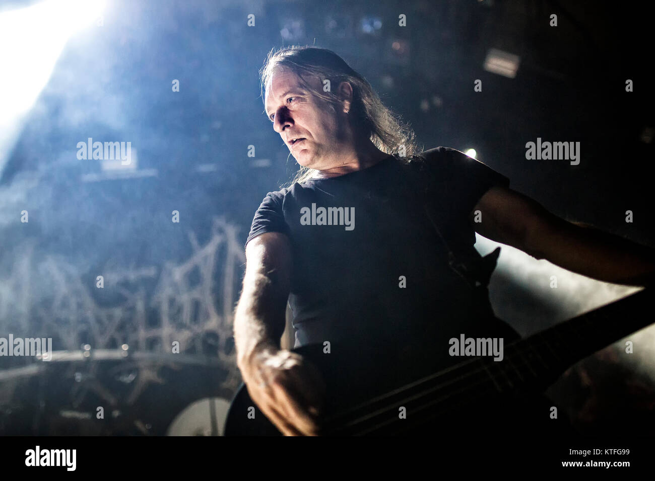 Il Norvegese black metal band Mayhem esegue un concerto dal vivo presso il Rockefeller come parte del festival Inferno Metal Festival 2016 a Oslo. Qui il bassista Necrobutcher è visto dal vivo sul palco. Norvegia, 27/03 2016. Foto Stock