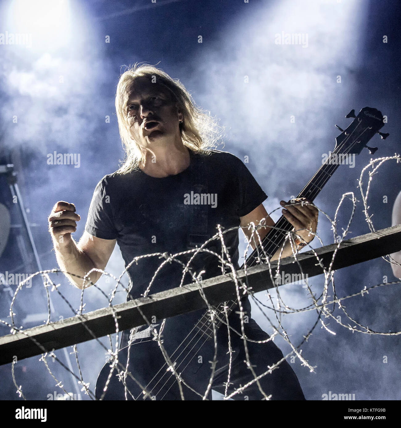 Il Norvegese black metal band Mayhem esegue un concerto dal vivo al Sweden Rock Festival 2016. Qui il bassista Necrobutcher è visto dal vivo sul palco. La Svezia, 09/06 2016. Foto Stock