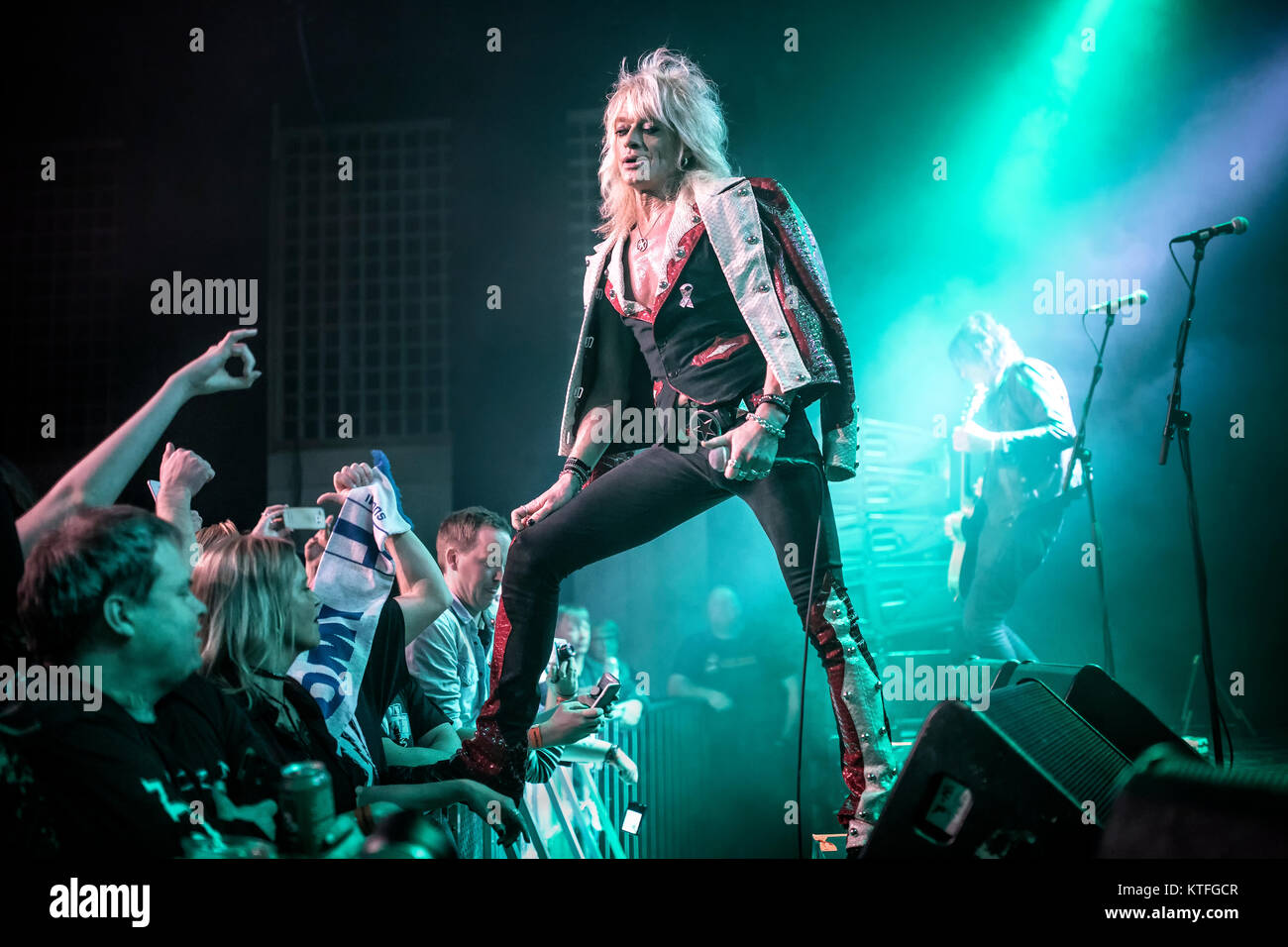 Il finlandese musicista rock e glam rock cantante Michael Monroe si esibisce dal vivo a Gjerdrum Kulturhus. Michael Monroe era conosciuto come il cantante della band Hanoi Rocks, demolizione 23 e Gerusalemme Slim. Norvegia, 22/10 2016. Foto Stock