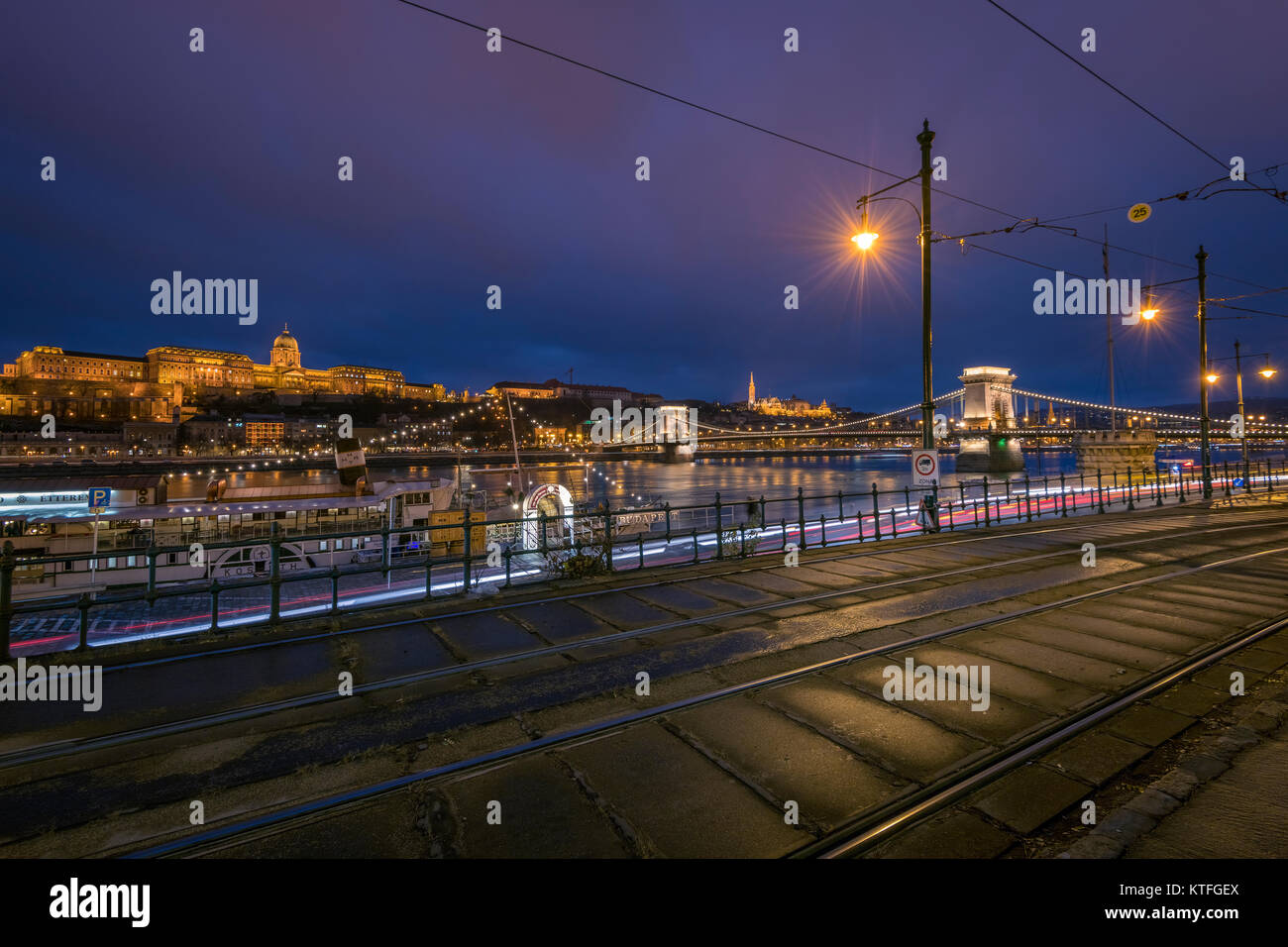 Il castello di Buda e Ponte delle catene di Budapest di notte Foto Stock