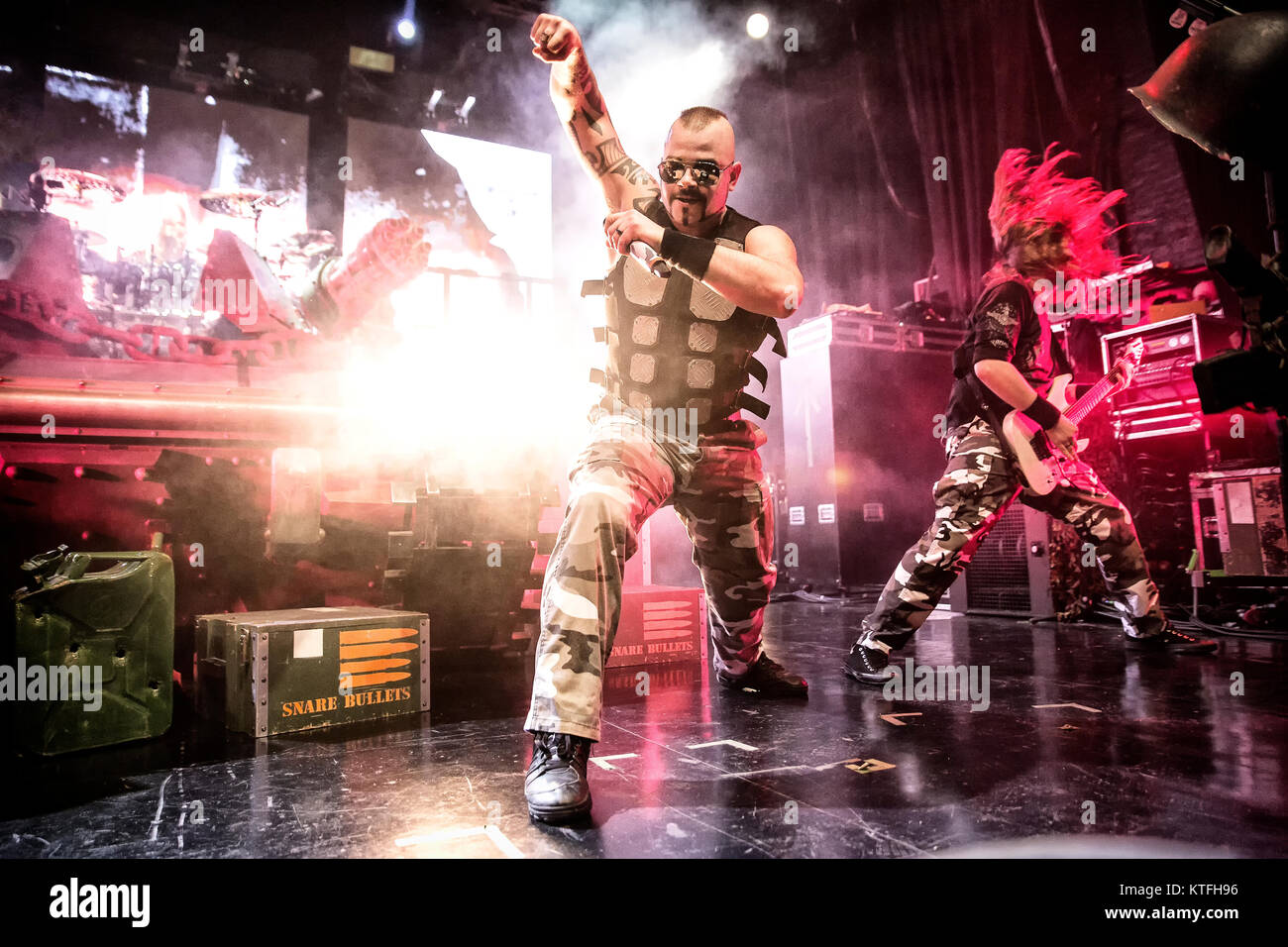 La svedese heavy metal band Sabaton esegue un concerto live Sentrum scena in Oslo. Qui la cantante Joakim Broden è visto dal vivo sul palco. Norvegia, 26/03 2017. Foto Stock