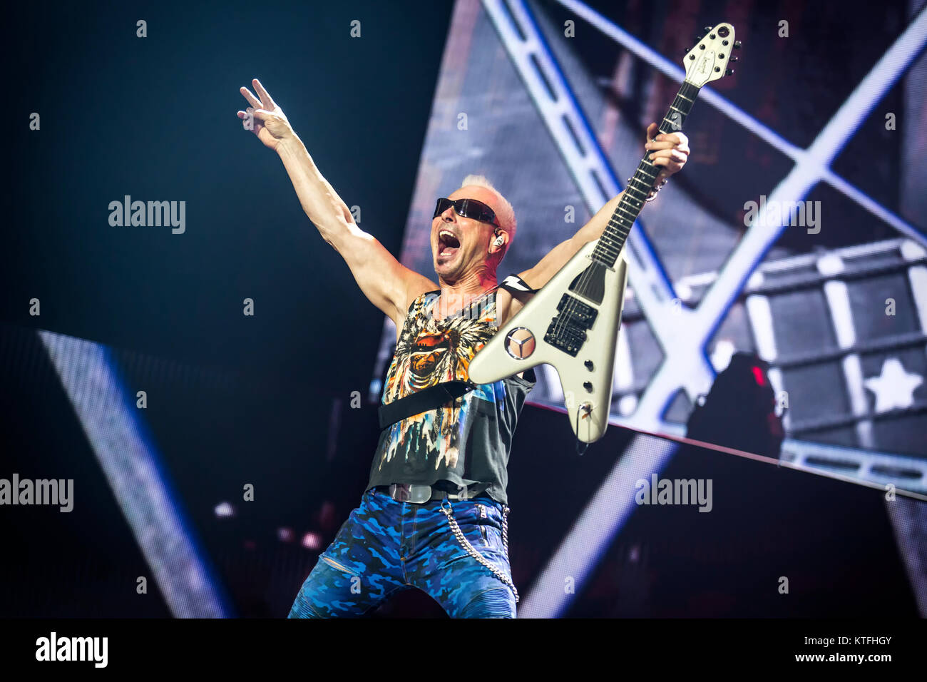 Norvegia, Oslo - Novembre 22, 2017. L'della rock band tedesca Scorpions esegue un concerto dal vivo a Oslo Spektrum. Qui il chitarrista Rudolf Schenker è visto dal vivo sul palco. (Photo credit: Gonzales foto - Terje Dokken). Foto Stock
