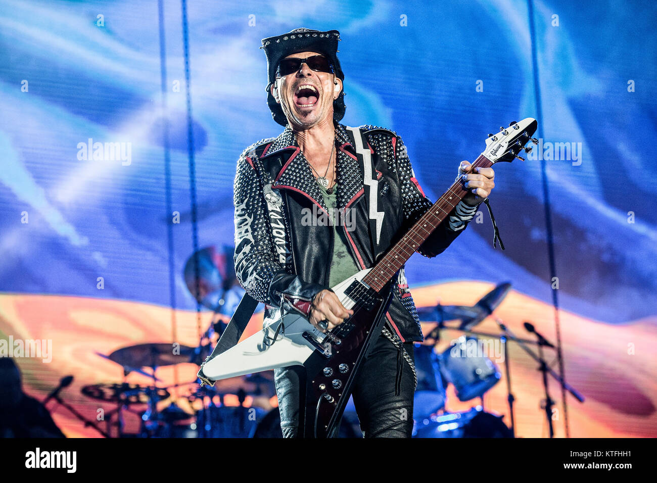 L'della rock band tedesca Scorpions esegue un concerto dal vivo presso la musica svedese festival Sweden Rock Festival 2017. Qui il chitarrista Rudolf Schenker è visto dal vivo sul palco. La Svezia, 09/06 2017. Foto Stock