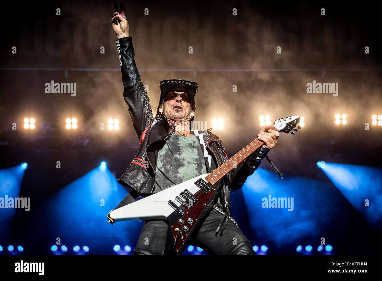 L'della rock band tedesca Scorpions esegue un concerto dal vivo presso la musica svedese festival Sweden Rock Festival 2017. Qui il chitarrista Rudolf Schenker è visto dal vivo sul palco. La Svezia, 09/06 2017. Foto Stock