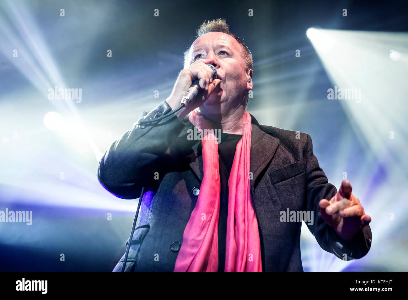 La Scottish rock band Simple Minds esegue un concerto dal vivo a Sentrum scena in Oslo. Qui cantante, compositore e musicista Jim Kerr è visto dal vivo sul palco. Norvegia, 18/03 2015. Foto Stock