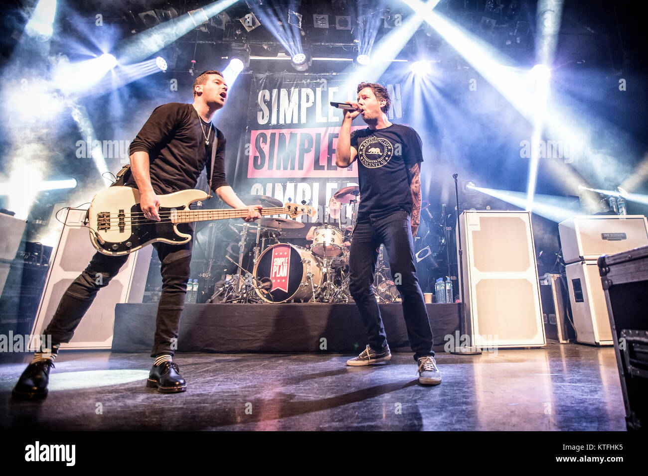 Il francese canadese rock band Simple Plan esegue un concerto dal vivo al Rockefeller di Oslo. Qui il cantante Pierre Bouvier è visto dal vivo sul palco con il chitarrista Sébastien Lefebvre. Norvegia, 24/05 2016. Foto Stock