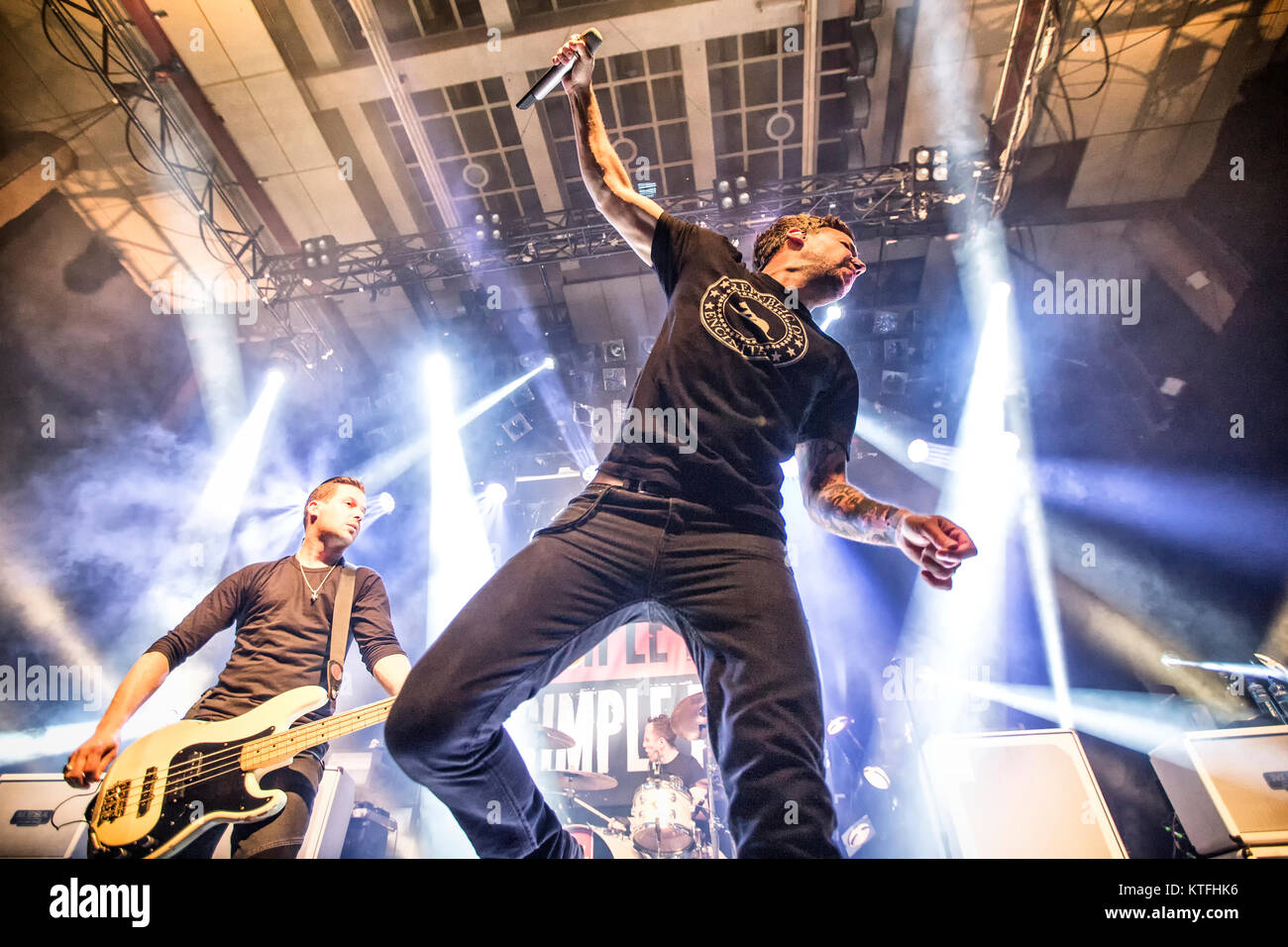 Il francese canadese rock band Simple Plan esegue un concerto dal vivo al Rockefeller di Oslo. Qui il cantante Pierre Bouvier è visto dal vivo sul palco. Norvegia, 24/05 2016. Foto Stock