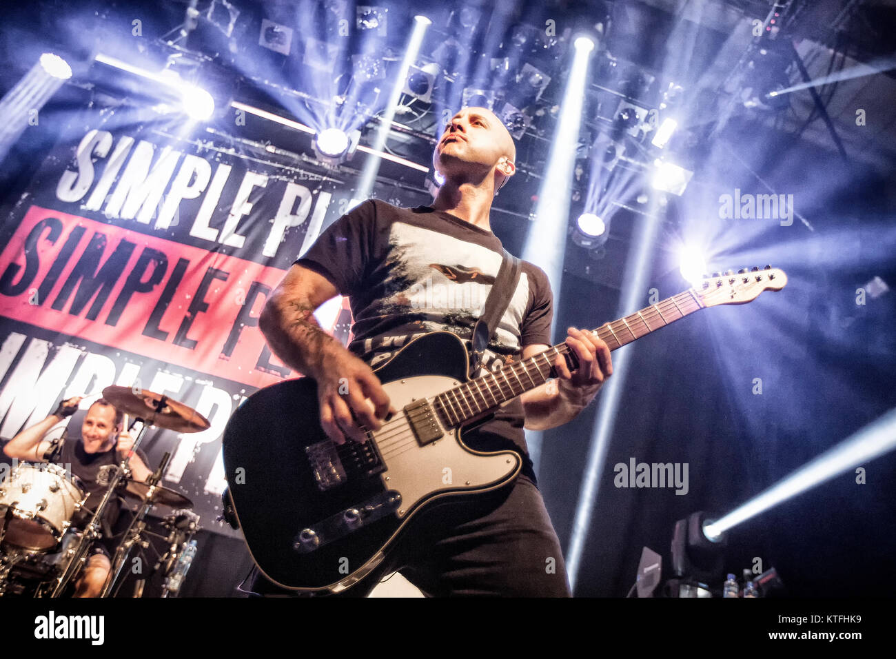 Il francese canadese rock band Simple Plan esegue un concerto dal vivo al Rockefeller di Oslo. Qui il chitarrista Jeff lo stinco è visto dal vivo sul palco. Norvegia, 24/05 2016. Foto Stock