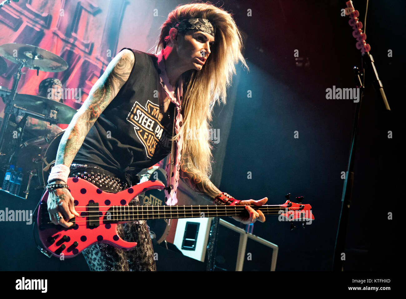 La American glam metal band Pantera acciaio esegue un concerto dal vivo al Rockefeller di Oslo. Qui bass player Lexxi Foxx è visto dal vivo sul palco. Norvegia, 13/03 2012. Foto Stock