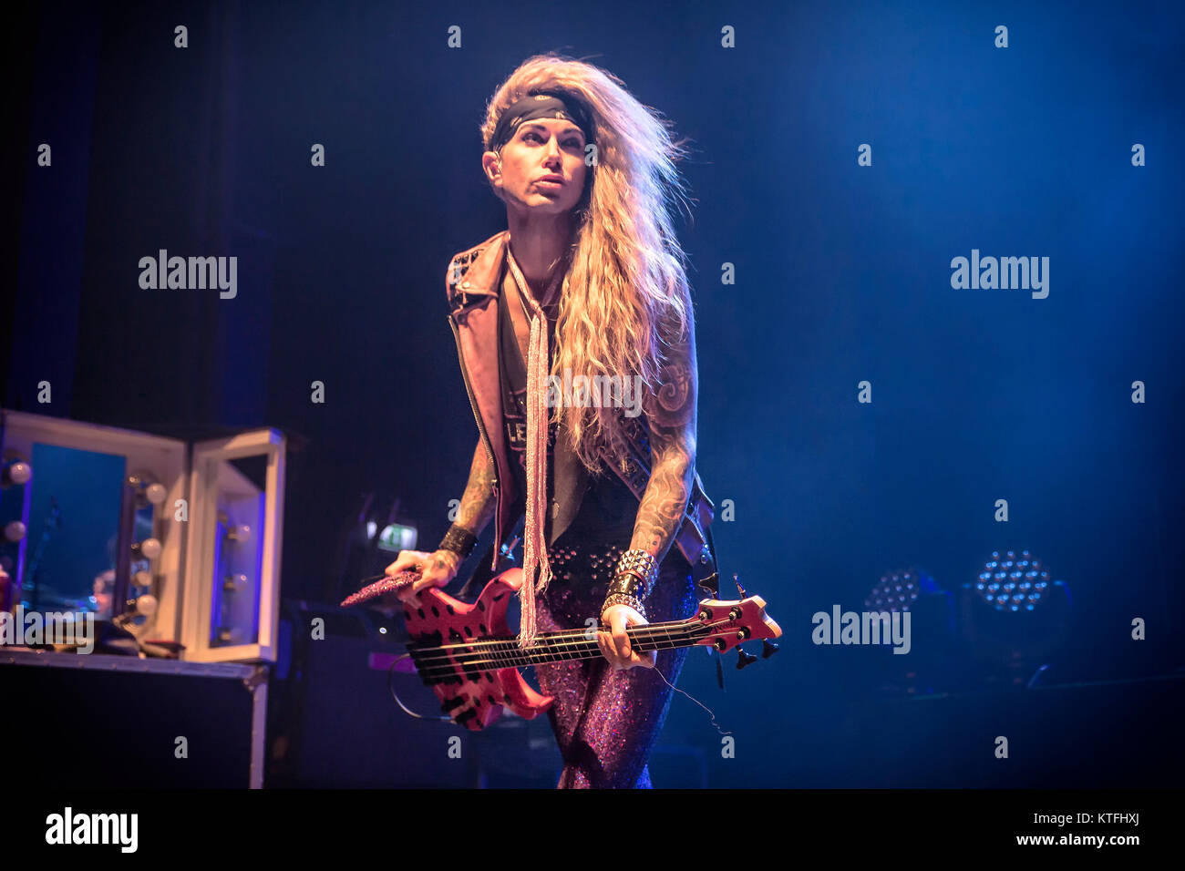 La American glam metal band Pantera acciaio esegue un concerto dal vivo a Sentrum scena in Oslo. Qui bass player Lexxi Foxx è visto dal vivo sul palco. Norvegia, 17/02 2014. Foto Stock