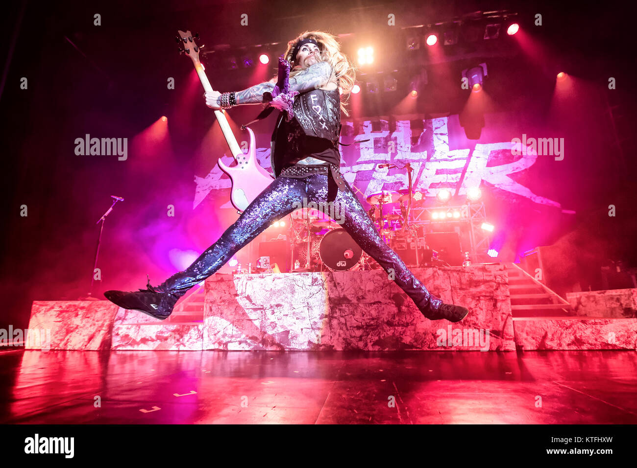La American glam metal band Pantera acciaio esegue un concerto dal vivo a Sentrum scena in Oslo. Qui bass player Lexxi Foxx è visto dal vivo sul palco. Norvegia, 21/03 2015. Foto Stock