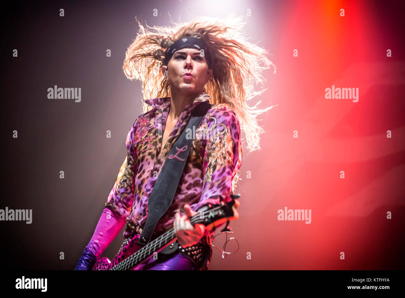 La American glam metal band Pantera acciaio esegue un concerto dal vivo a Sentrum scena in Oslo. Qui bass player Lexxi Foxx è visto dal vivo sul palco. Norvegia, 18/09 2016. Foto Stock