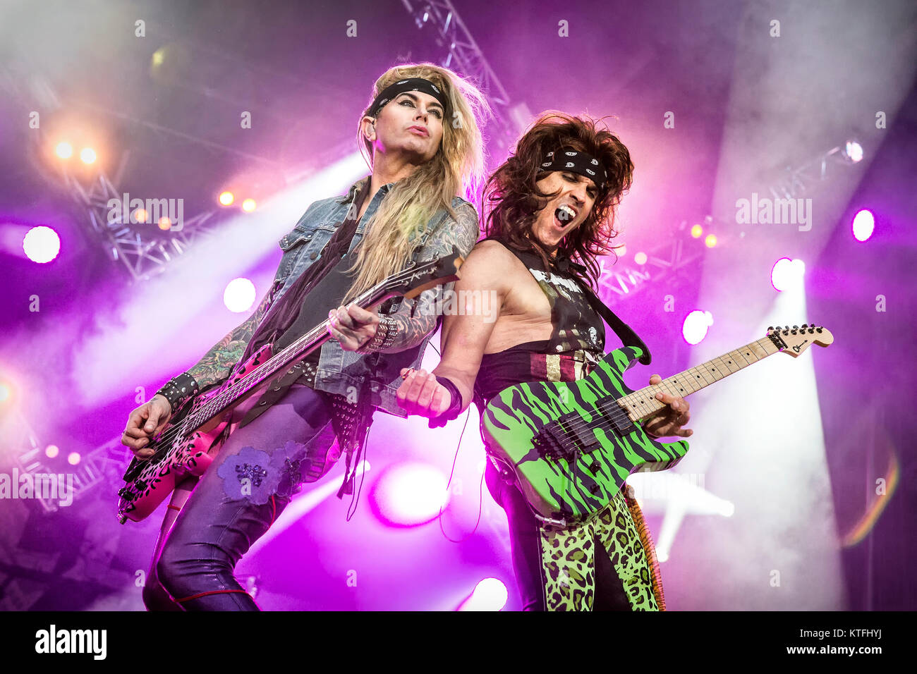 La American glam metal band Pantera acciaio esegue un concerto dal vivo presso la musica svedese festival Sweden Rock Festival 2017. Qui bass player Lexxi Foxx (L) è visto dal vivo sul palco con il chitarrista sacchetta (R). La Svezia, 08/06 2017. Foto Stock