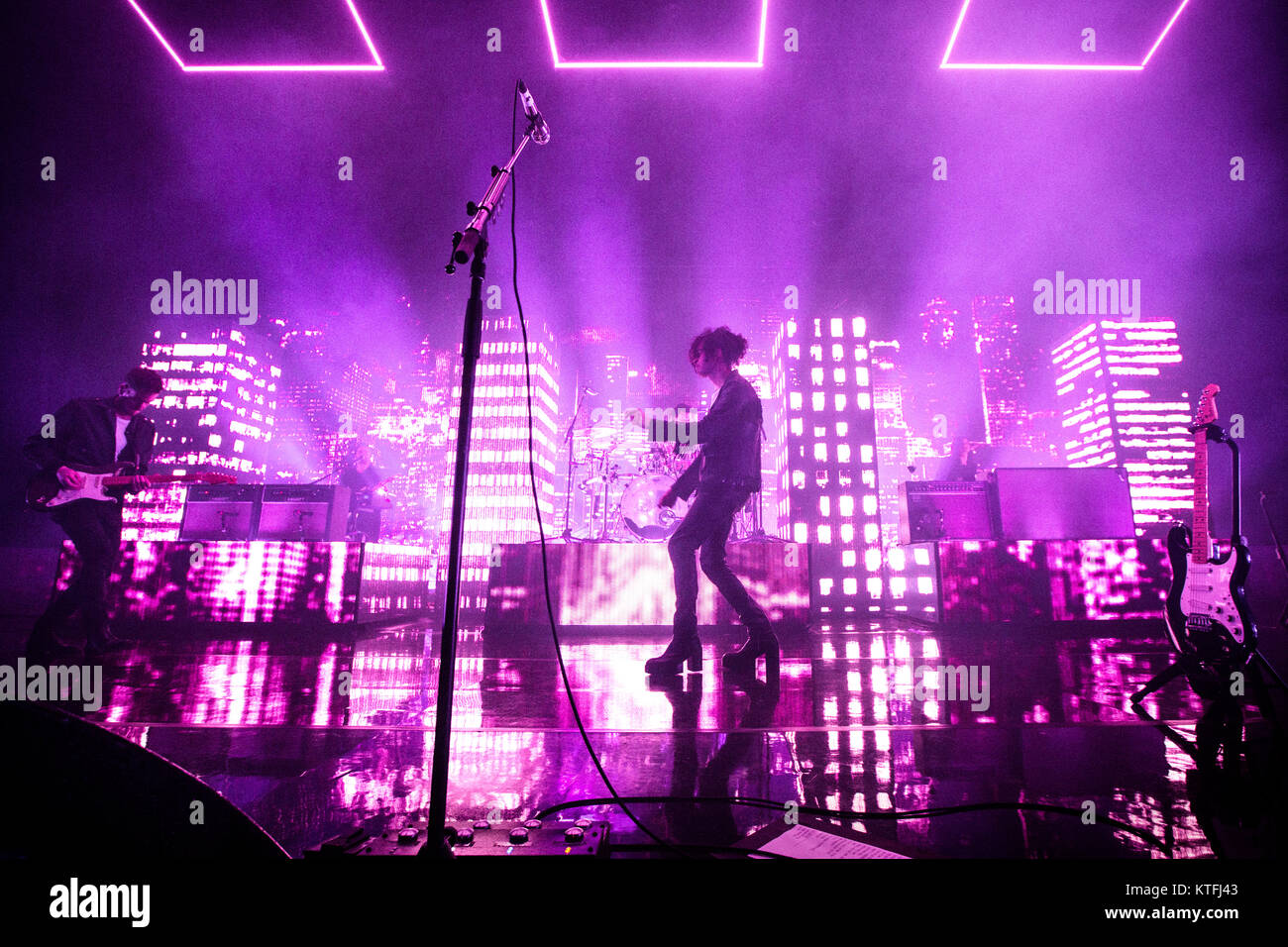 L'inglese indie rock band il 1975 esegue un concerto dal vivo a Oslo Spektrum. Qui cantante Matteo Healy è visto dal vivo sul palco. Norvegia, 05/04 2016. Foto Stock
