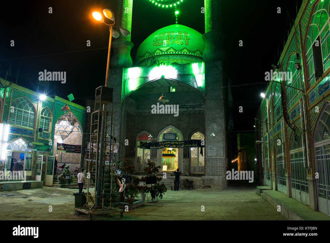 KASHAN, IRAN - Novembre 2017: una delle moschee nel bazar di Kashan in Iran centrale durante la notte Foto Stock