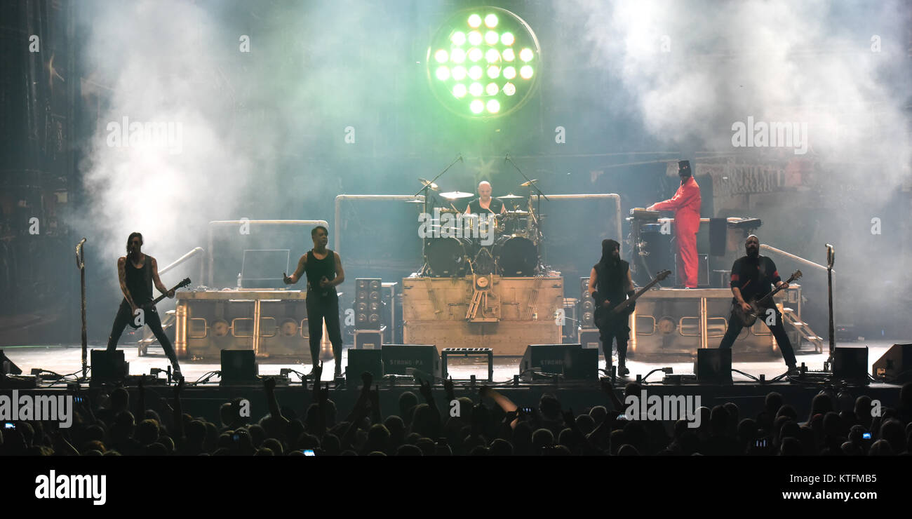 Deutschland, Bamberg, Brose Arena, 23.12.2017, Konzert - Stahlzeit : Europas gršsste Rammstein-Tribute-Show - immagine (L-R) Mike Sitzmann (Gitarre), Heli Rei§enweber (Lead vocals), Thomas Buchberger (tamburi), bora …ksŸz (Bass), Thilo Weber (Tastiera), Matthias Sitzmann (seconda Gitarre) preformare il 23 dicembre presso il Brose Arena, Bamberg, Germania.. © Ryan Evans /Alamy Live News Foto Stock