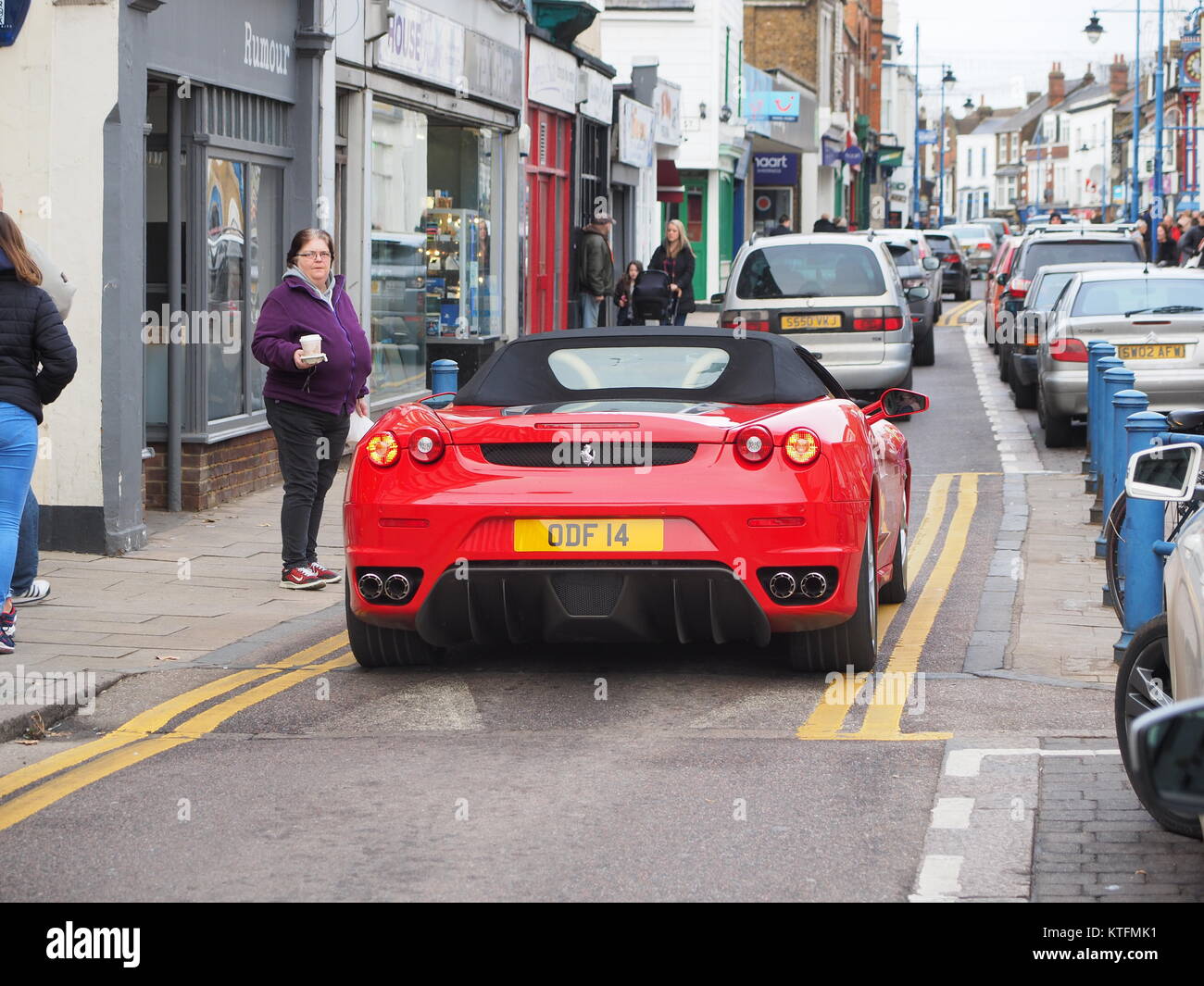 Sheerness, Kent, Regno Unito. 24 dicembre, 2017. Regno Unito Meteo: un grigio e nuvoloso giorno in Sheerness, ma piuttosto mite (10 gradi C) alla vigilia di Natale. Un rosso Ferrari ha acquistato un tocco di colore alla high street, schiarimento fino il noioso condizioni atmosferiche. Credito: James Bell/Alamy Live News Foto Stock