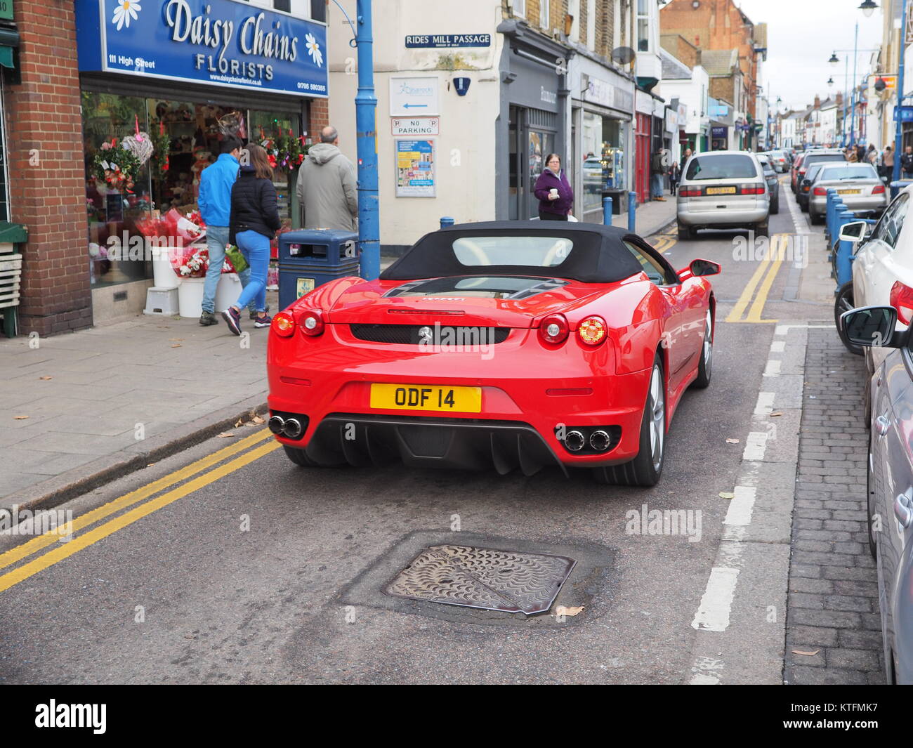 Sheerness, Kent, Regno Unito. 24 dicembre, 2017. Regno Unito Meteo: un grigio e nuvoloso giorno in Sheerness, ma piuttosto mite (10 gradi C) alla vigilia di Natale. Un rosso Ferrari ha acquistato un tocco di colore alla high street, schiarimento fino il noioso condizioni atmosferiche. Credito: James Bell/Alamy Live News Foto Stock