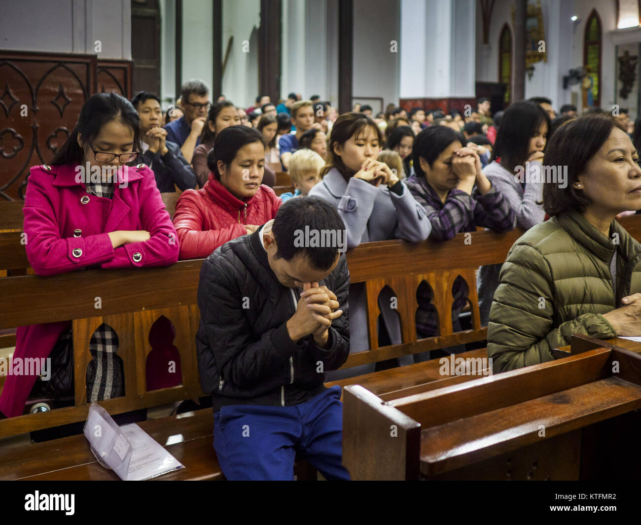 Hanoi, Hanoi, Vietnam. 24 dicembre, 2017. Tutto il popolo a pregare durante la vigilia di Natale servizi in San Giuseppe nella Cattedrale di Hanoi. Le attività commerciali e di regalo aspetto del Natale è ampiamente celebrato in Vietnam e il Vietnam 5 milioni di cattolici celebrano l'aspetti religiosi del Natale. Credit: Jack Kurtz/ZUMA filo/Alamy Live News Foto Stock