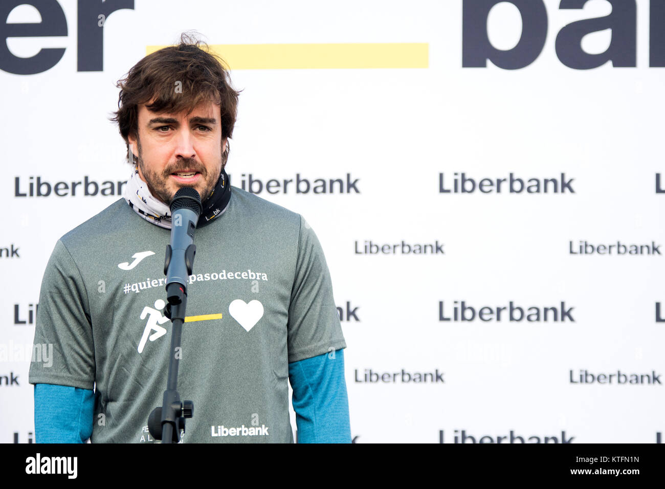 Llanera, Spagna. 24 dicembre, 2017. Spagnolo di Formula One racing driver, Fernando Alonso, viene eseguito durante una esecuzione solidale con centinaia di persone a Fernando Alonso sul circuito di Dicembre 24, 2017 nelle Asturie, Spagna. ©David Gato/Alamy Live News Foto Stock