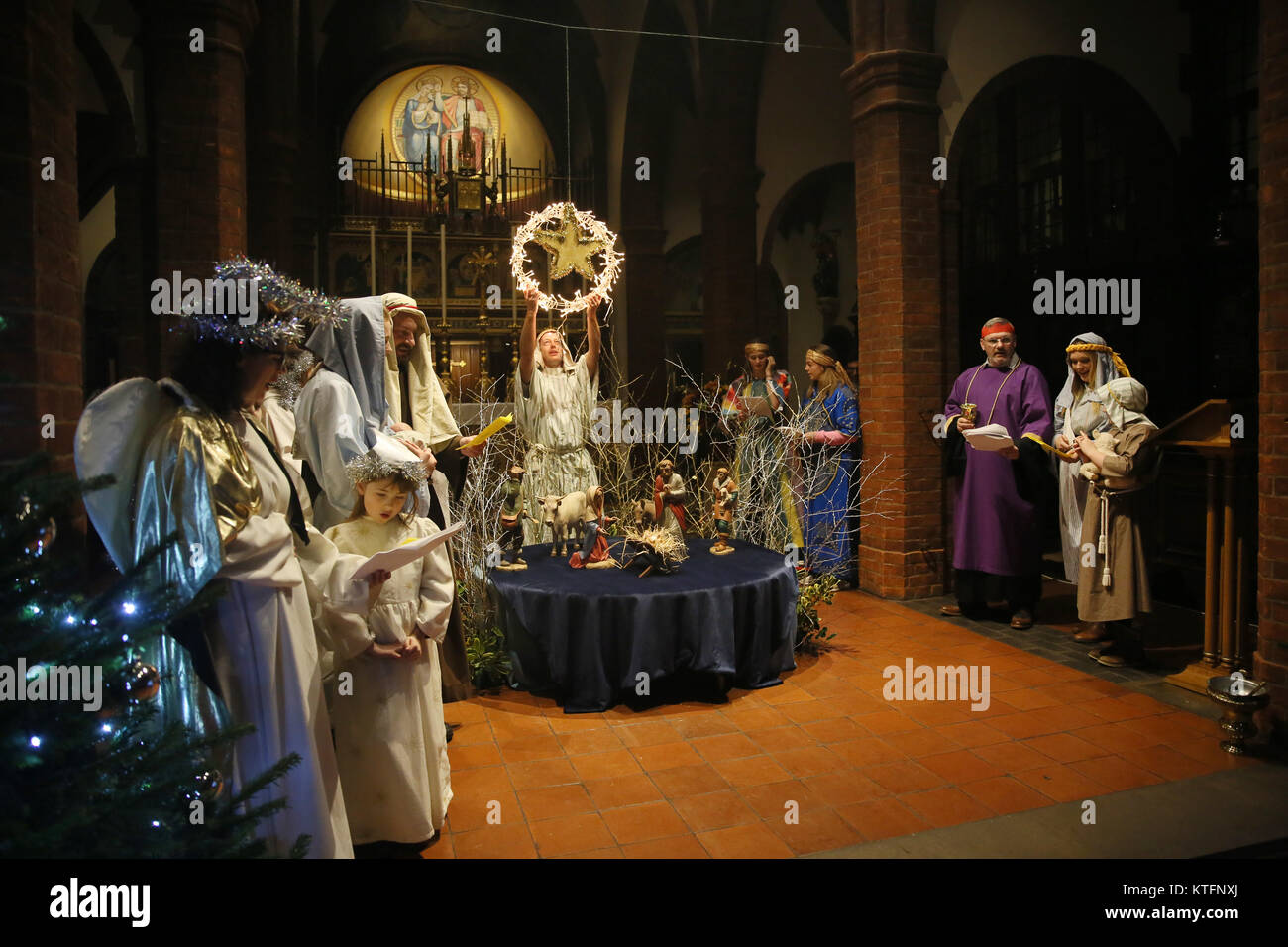Norfolk, Regno Unito. 24 dicembre, 2017. La scena della natività servizio nel santuario anglicano, Walsingham, Norfolk, 24 dicembre, 2017 (C)Barbara Cook/Alamy Live News Credito: Barbara Cook/Alamy Live News Foto Stock