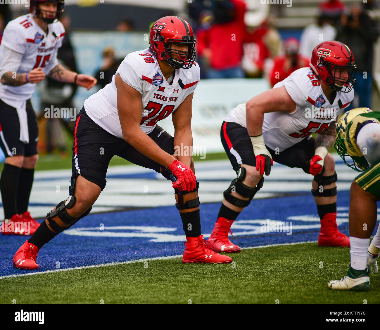 Legion Field. 23 Dic, 2017. AL, USA; il Texas Tech OL, TERENCE STEELE (78), e Jack Anderson (56), prepararsi per azione nel NCAA D1 partita di calcio con la USF Bulls. La University of South Florida Bulls sconfitto il Texas Tech Raiders, 38-34, nel recipiente di Birmingham a Legion Field. Kevin Langley/CSM/Alamy Live News Foto Stock