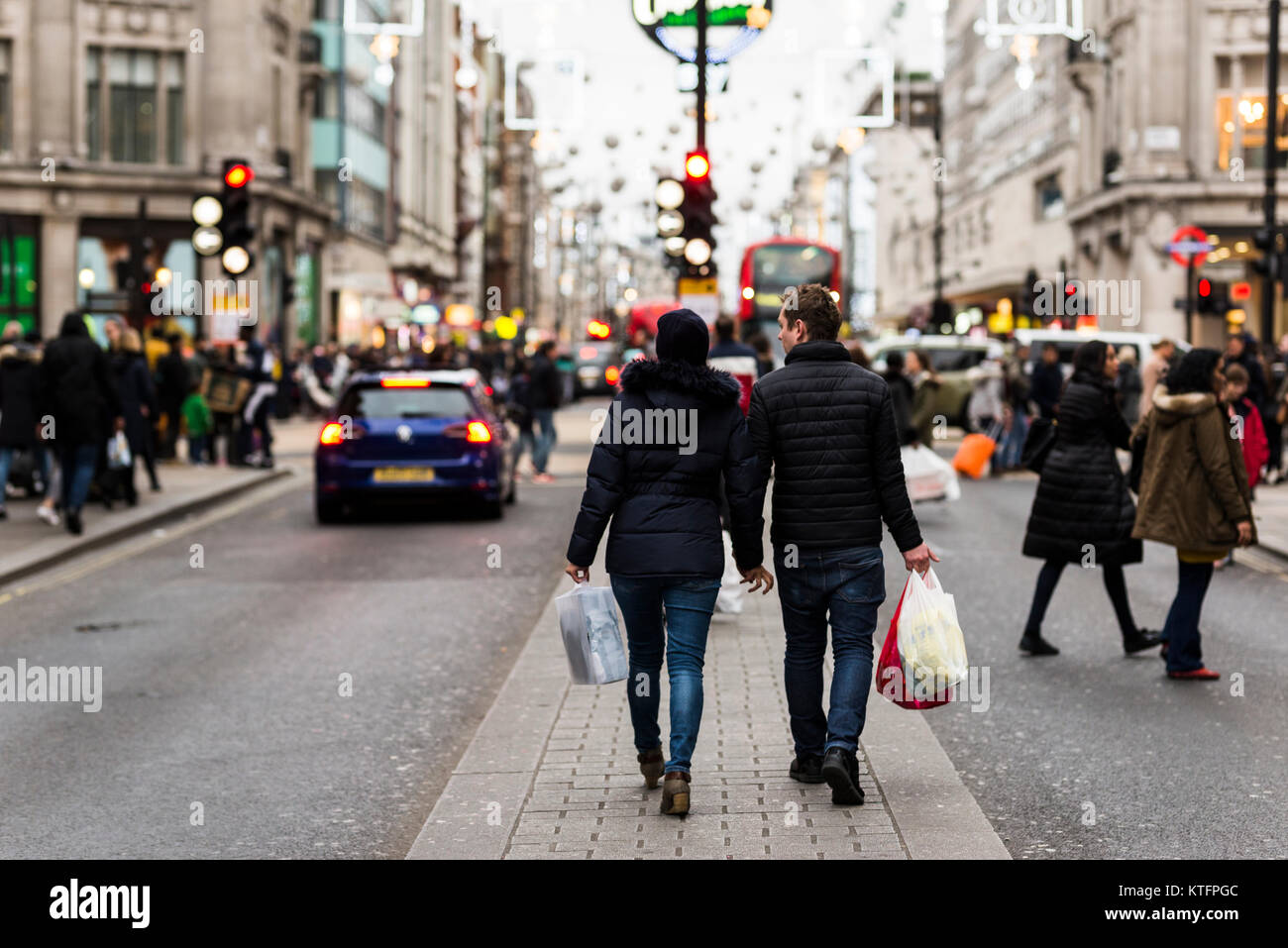 Londra, Regno Unito. Il 24 dicembre 2017. Regno Unito meteo. Migliaia di acquirenti di Natale visita London Oxford Street, uno d'Europa preferito e frequentate mete dello shopping, su di un clima mite e nuvoloso giorno per acquistare last minute presenta. Vigilia di Natale cade di domenica questo anno così i negozi possono stare solo aperto per sei ore, causando una fretta prima i negozi ri-aprire per Boxing Day vendite. Foto Stock