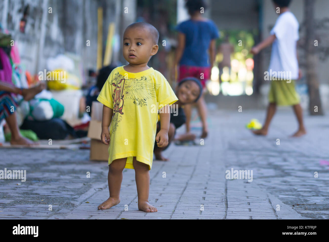 Cebu City, Filippine. 25 Dic, 2017. Un bambino senzatetto camminando sul marciapiede sul giorno di Natale mattina 2017,Cebu, Filippine Credito: galleria immagini2/Alamy Live News Foto Stock