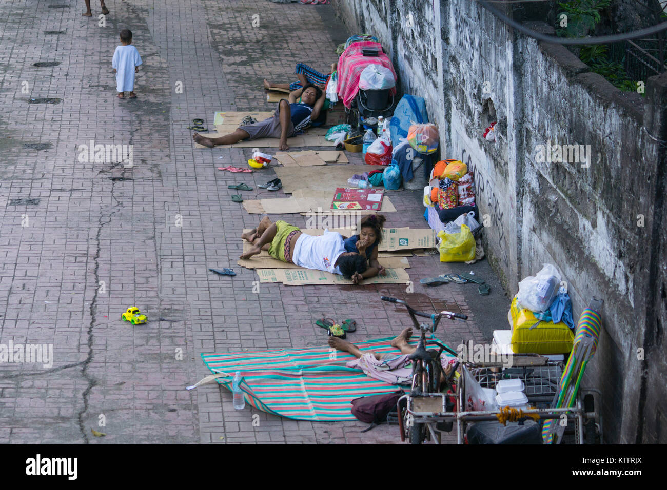 Cebu City, Filippine. 25 Dic, 2017. Persone senza dimora lungo il marciapiede di una strada principale sul giorno di Natale mattina 2017,Cebu, Filippine Credito: galleria immagini2/Alamy Live News Foto Stock