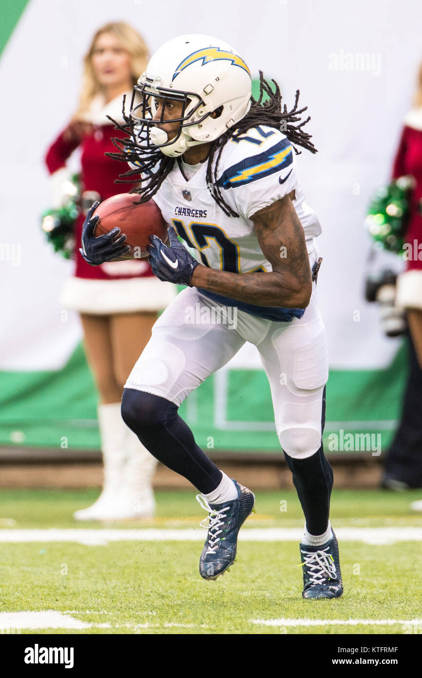 East Rutherford, New Jersey, USA. 24 dicembre, 2017. Los Angeles Chargers wide receiver Travis Benjamin (12) restituisce il kick durante il gioco di NFL tra il Los Angeles Chargers e il New York getti alla MetLife Stadium di East Rutherford, New Jersey. Il Los Angeles Chargers ha vinto 14-7. Christopher Szagola/CSM/Alamy Live News Foto Stock