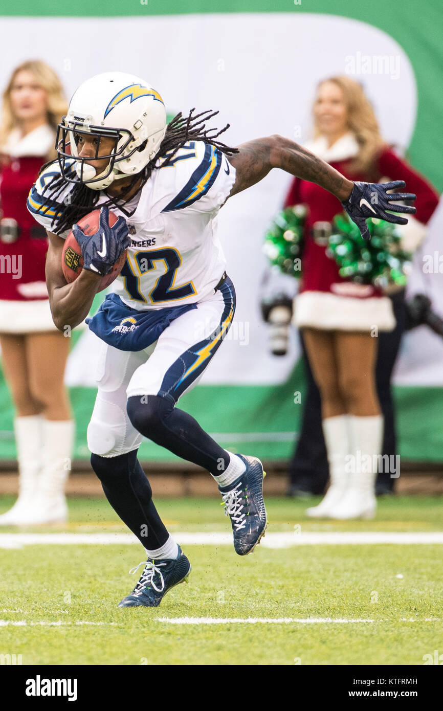 East Rutherford, New Jersey, USA. 24 dicembre, 2017. Los Angeles Chargers wide receiver Travis Benjamin (12) restituisce il kick durante il gioco di NFL tra il Los Angeles Chargers e il New York getti alla MetLife Stadium di East Rutherford, New Jersey. Il Los Angeles Chargers ha vinto 14-7. Christopher Szagola/CSM/Alamy Live News Foto Stock