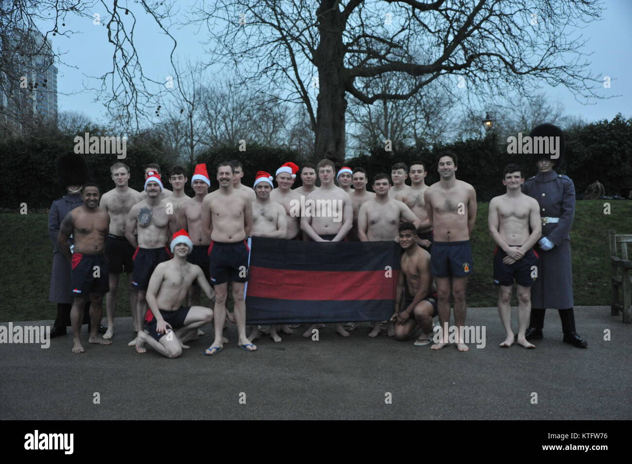 Londra, Regno Unito. 25 Dic, 2017. Membri delle guardie scozzesi nuotare corso prima della partenza. Annuale Giorno di Natale nuotare a serpentina in Hyde Park.Questo Natale nuotare è 100 yard corso per la Peter Pan Cup. Esso è stato tenuto ogni Natale a partire dal 1864. Credito: JOHNNY ARMSTEAD/Alamy Live News Foto Stock