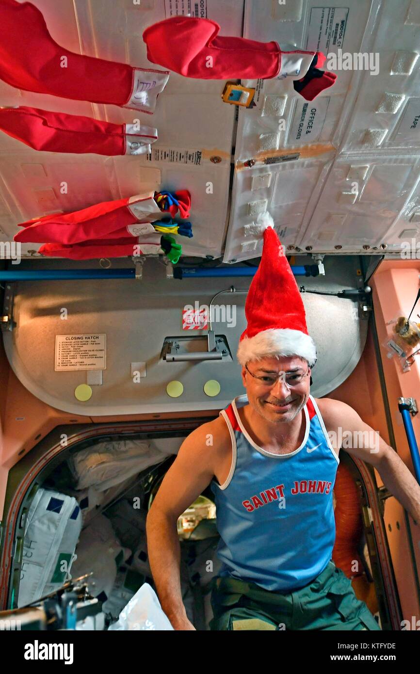 La Stazione Spaziale Internazionale, orbita terrestre. 25 Dic, 2017. Expedition 54 astronauta americano Mark Vande Hei indossa un cappello da Babbo Natale la mattina di Natale a bordo della Stazione Spaziale Internazionale il 25 dicembre 2017 in orbita intorno alla terra. Credito: Planetpix/Alamy Live News Foto Stock